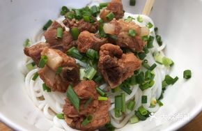 Marinated Pork Rib with Rice Noodles