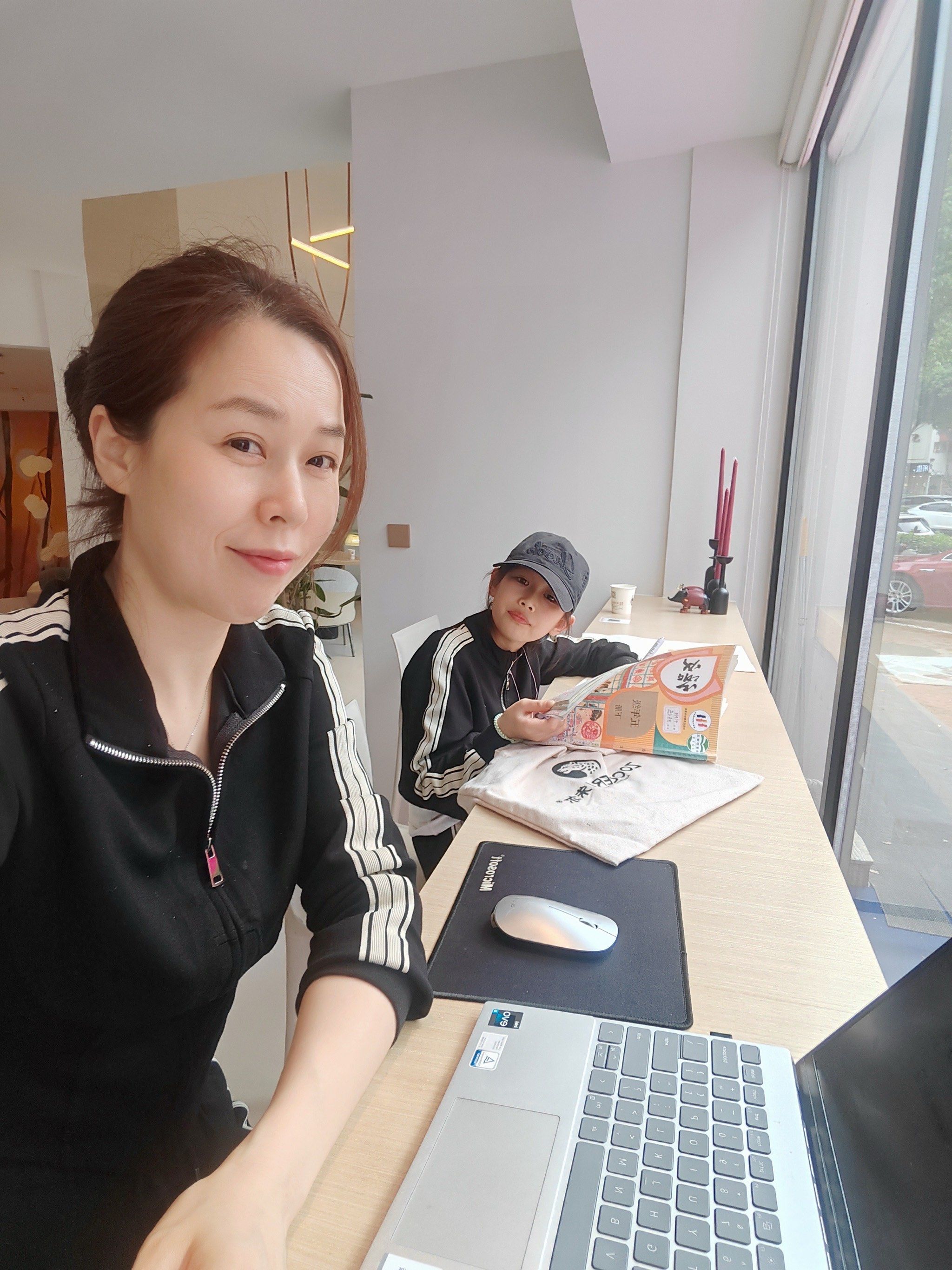 下午阳光明媚,微风不燥,心情舒畅,惬意悠闲的时刻宝贝妈妈在办公,女儿