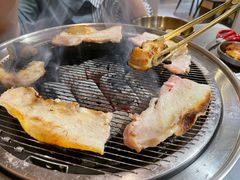 -围炉肉舍•炭烤活鳗•丹东海鲜烤肉(步行街店)