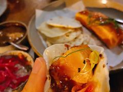 烟熏三文鱼配烤饺子皮和芥末籽酱-BOR Eatery(安福路店)