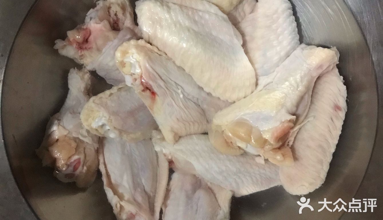 画面很长很有趣 但是我只记得他女儿狂吃鸡翅的画面