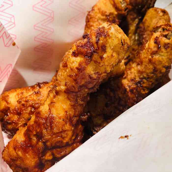 wingwing krispy chicken-"在酒店附近的一家韩式炸鸡店一个人的晚餐.