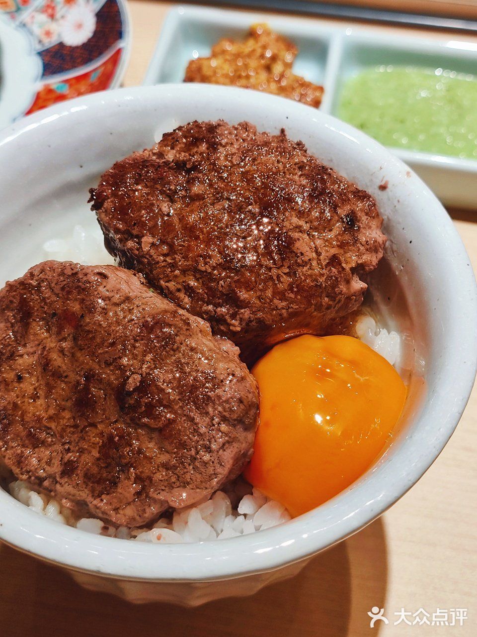 都说现在餐饮行业惨淡，可这家肉肉大米每天都大排长龙啊[嘘]
