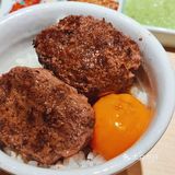 都说现在餐饮行业惨淡，可这家肉肉大米每天都大排长龙啊[嘘]