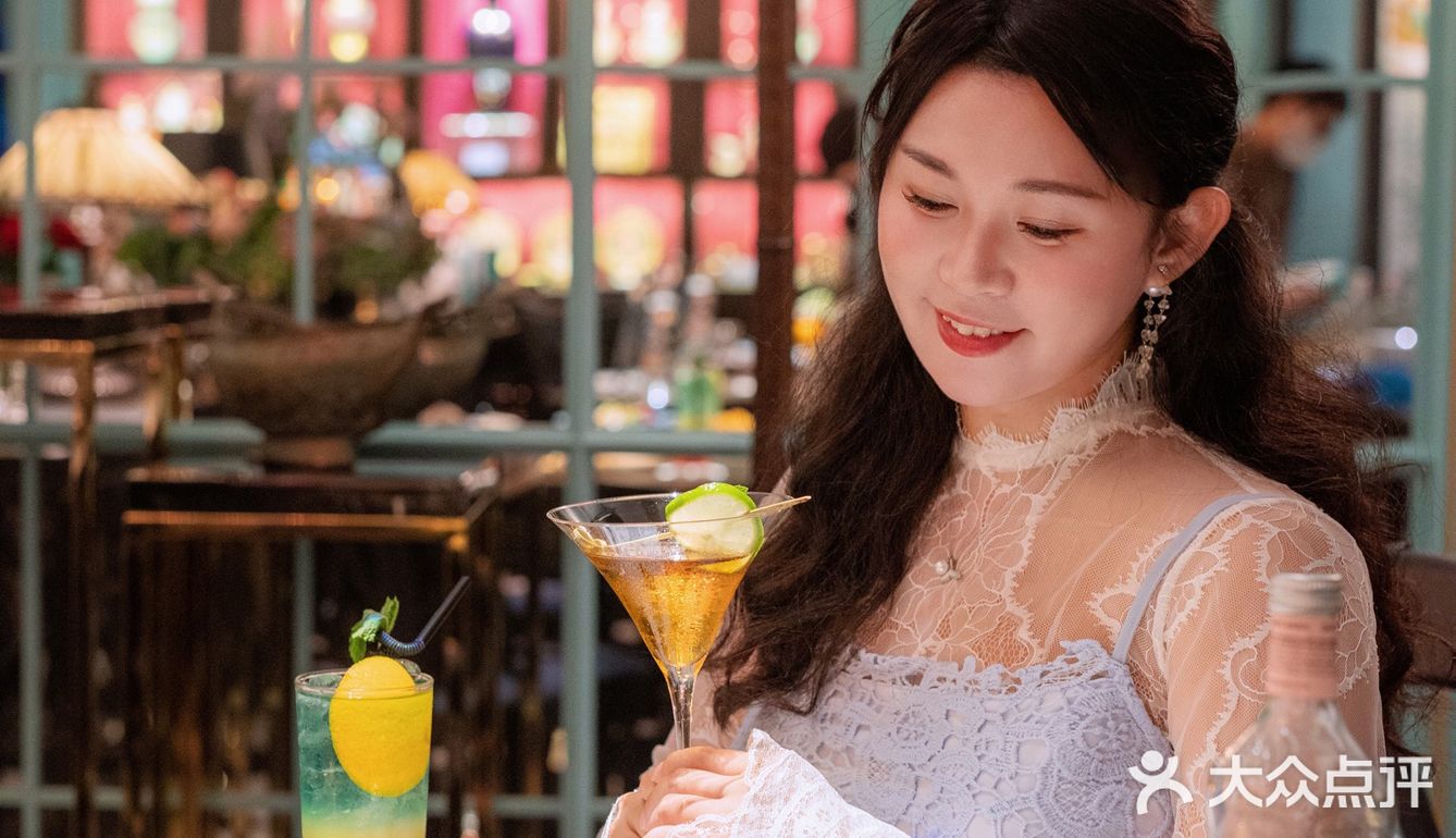 广州约会餐厅[爱心]穿越鎏金时代的浪漫餐酒馆🍸 