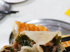 鲜肉韭菜煎饺-芬芳甜品(同福路店)