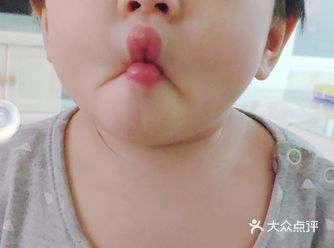 小球轱辘到茶几底下了，不乐意了，学着大人的模样来回查