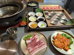 -围炉肉舍•炭烤活鳗•丹东海鲜烤肉(步行街店)