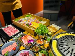 -山野的朋友露营炭火烤肉