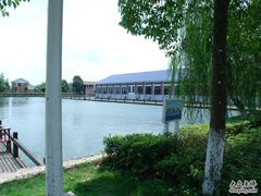 餐厅的外面是钓鱼池-千龙湖生态旅游度假区