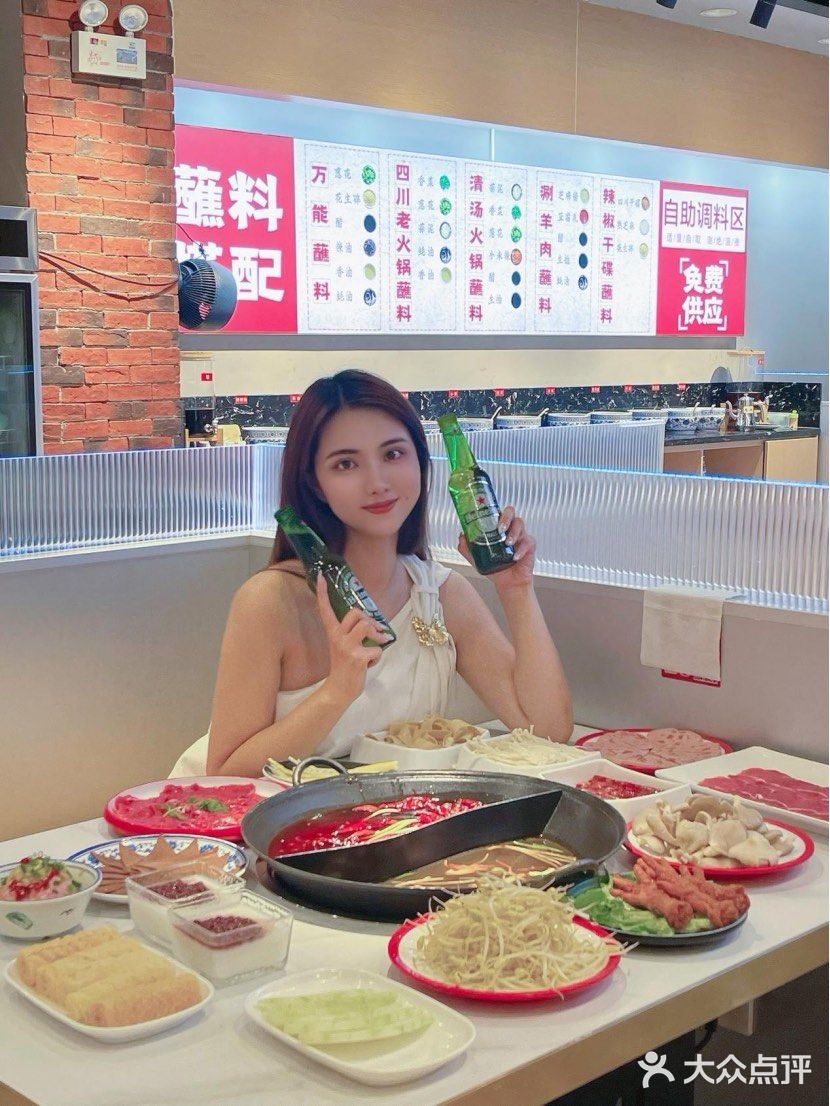两个人吃撑了也就一百出头 这不跟朋友边吃火锅边聊天