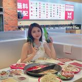 两个人吃撑了也就一百出头 这不跟朋友边吃火锅边聊天