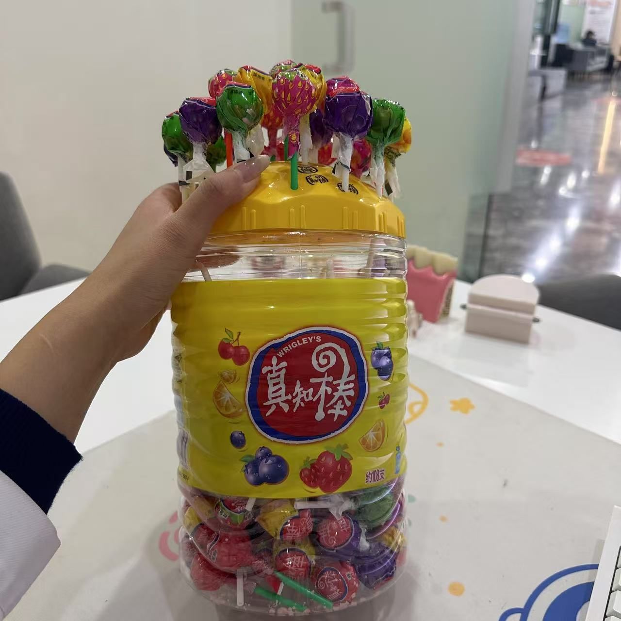 一桶棒棒糖
