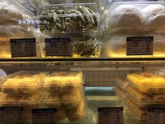 面包甜点陈列柜-白玉兰食品甜凤店(合生汇店)