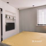  眼里没有抢眼的物件，才激发了触觉感受。脚踩在地毯上略带粗糙