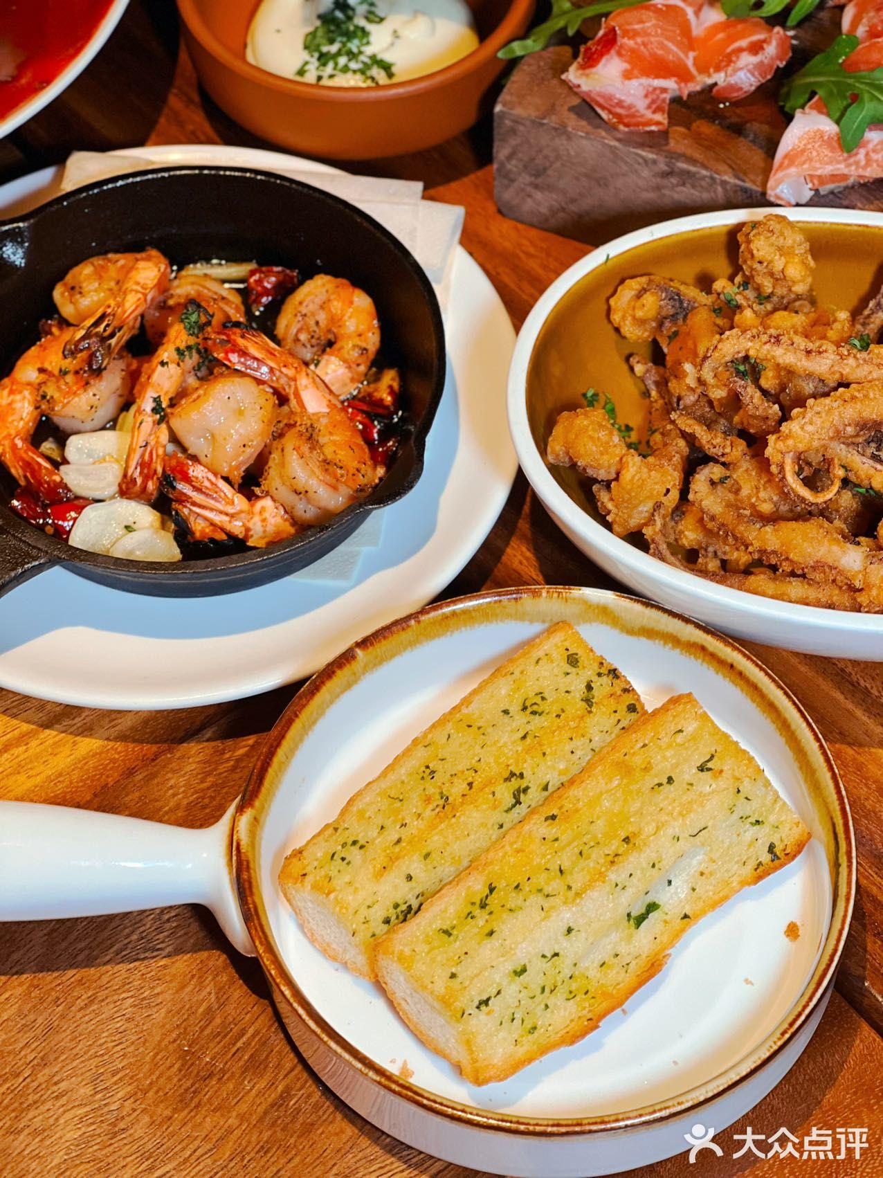 这家西班牙餐厅生意也太火爆了，格调和装修精致且高级