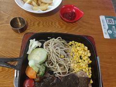 -豪客嘉族·麦尼顿西餐厅(乐福天下店)
