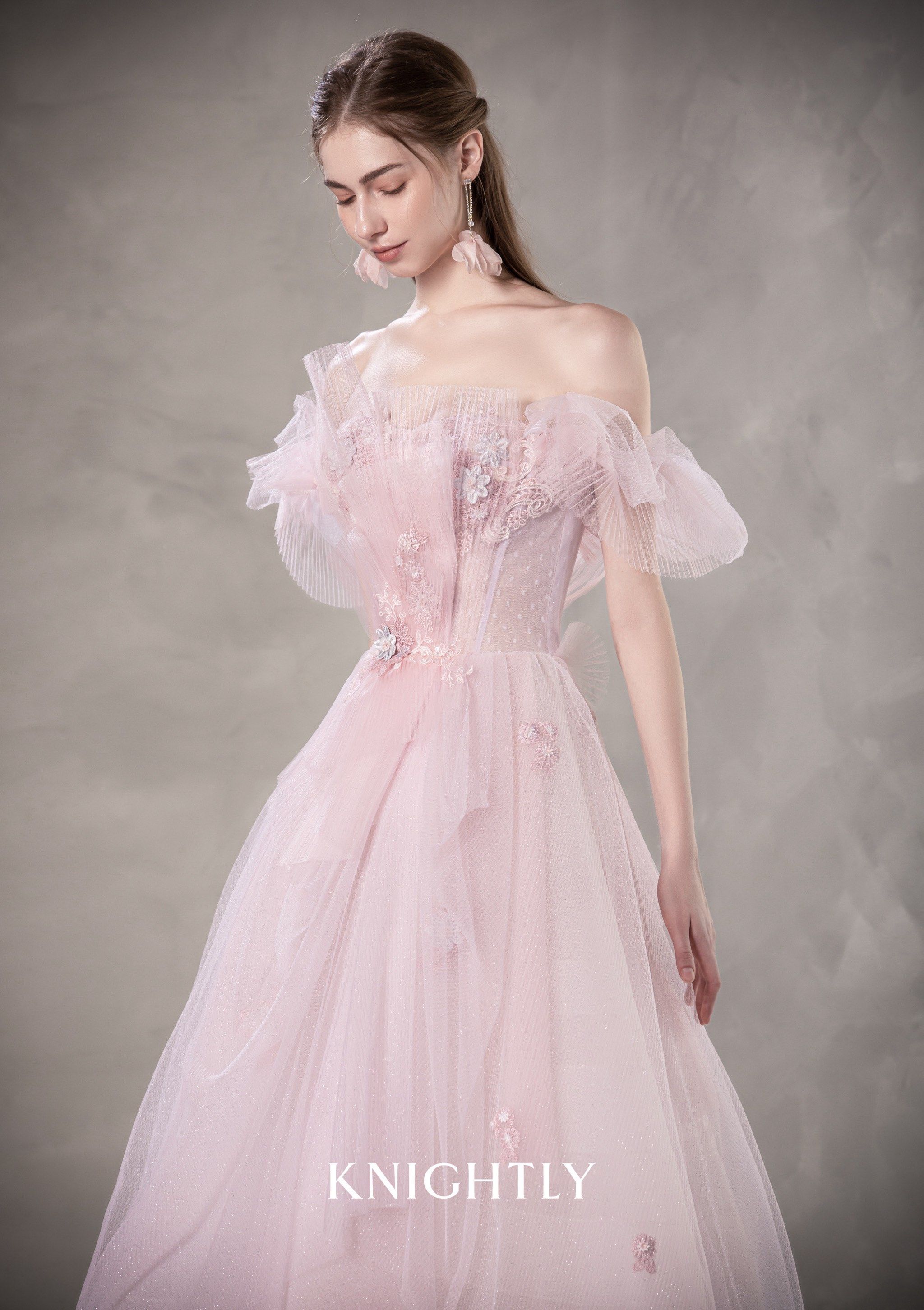 粉色网纱层叠飞扬晚礼服
