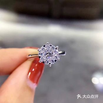 今天一早，门店就来了一位皮肤比较白净的帅哥