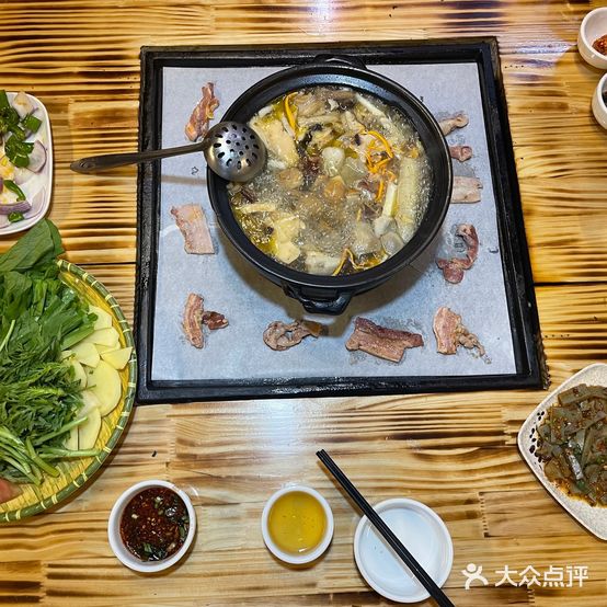 小镇菌菌汤·野生菌·腊排骨火塘火锅