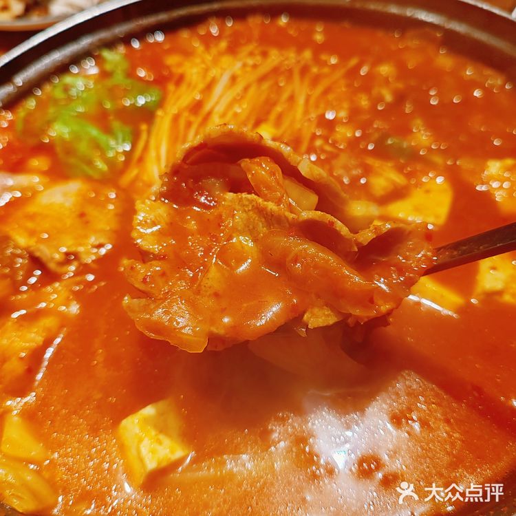 韩国街的魅力，炭烤鳗鱼和活章鱼的绝美之味