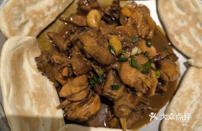 Clay Pot Chicken with Small Pancakes