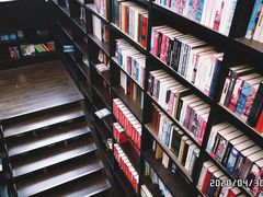 -钟书阁(松江泰晤士小镇店)