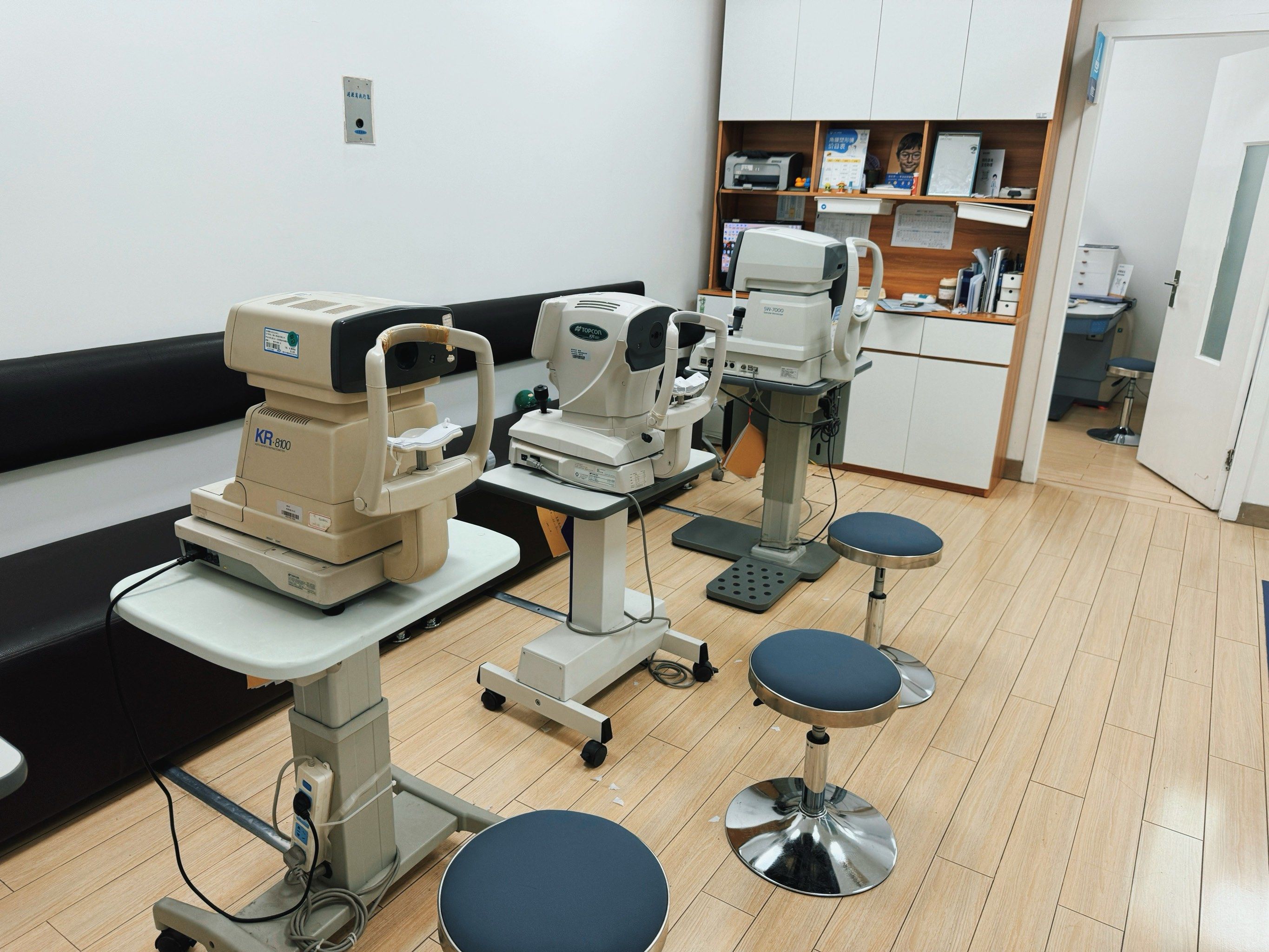 做了一系列的眼部检查,各种仪器检查下来眼睛很疲劳,但闭眼休息一会