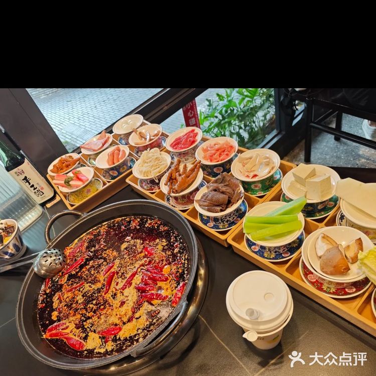 
麻辣鲜香必吃！鲜切牛肉空运毛肚地道川味火锅