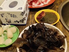 -洞庭洲·防空洞火锅·烧烤·铜锅涮肉(新百广场店)