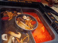 -老牌坊云南鱼豆花火锅(哈西万达店)