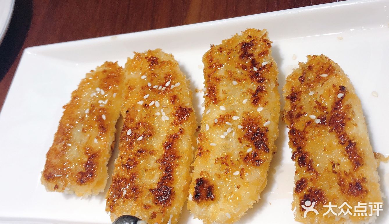 地处吾悦广场长春公园正对面门口有个大的变形金刚