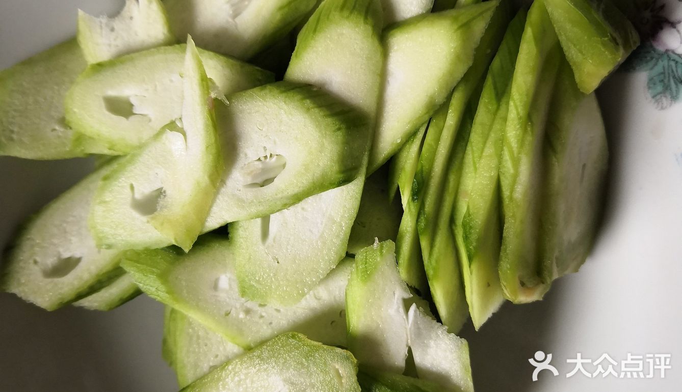 西红柿和丝瓜洗干净，也都去皮。西红柿切块，丝瓜切片