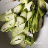 西红柿和丝瓜洗干净，也都去皮。西红柿切块，丝瓜切片