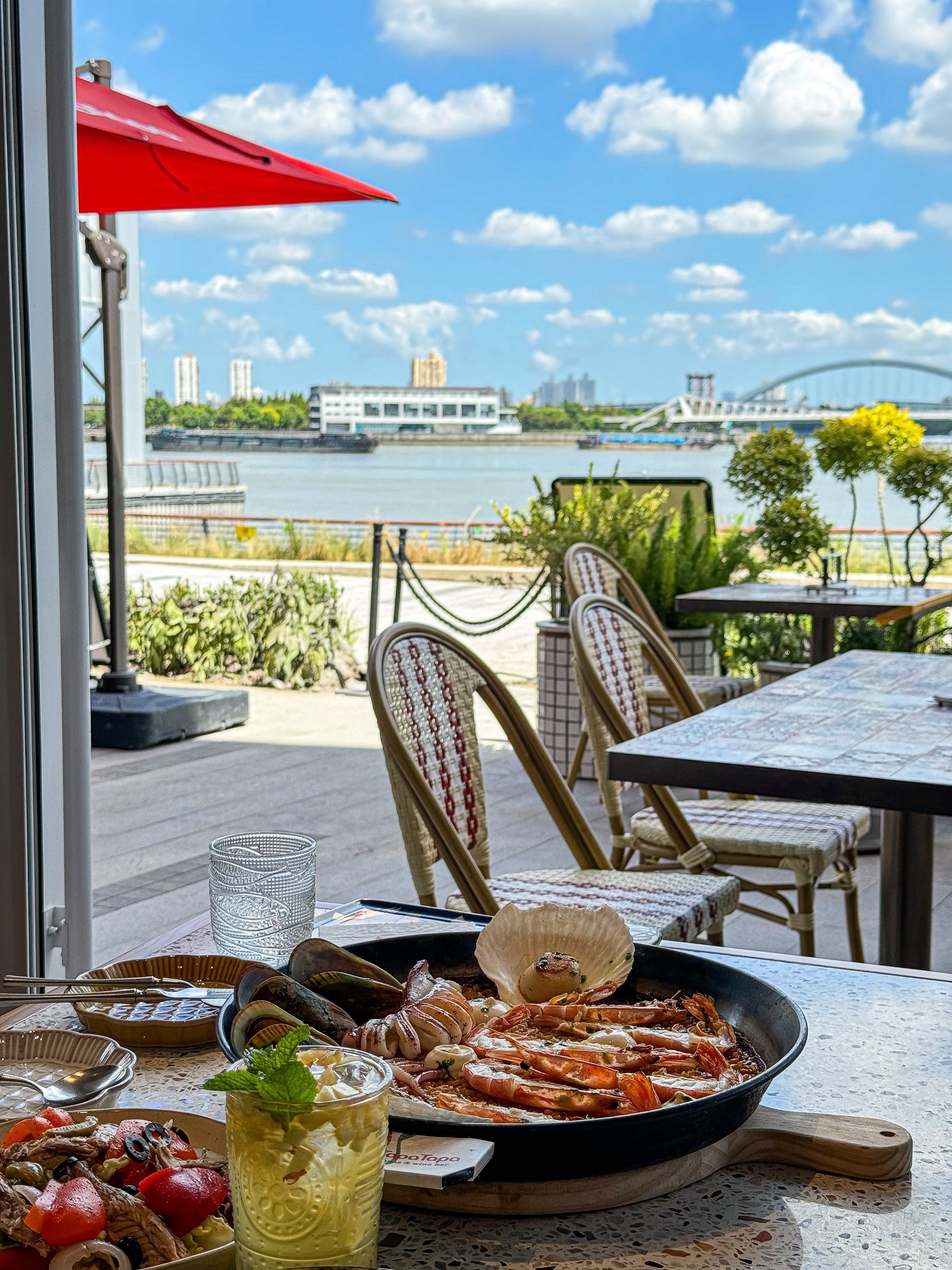 海滨餐厅的午后慢时光