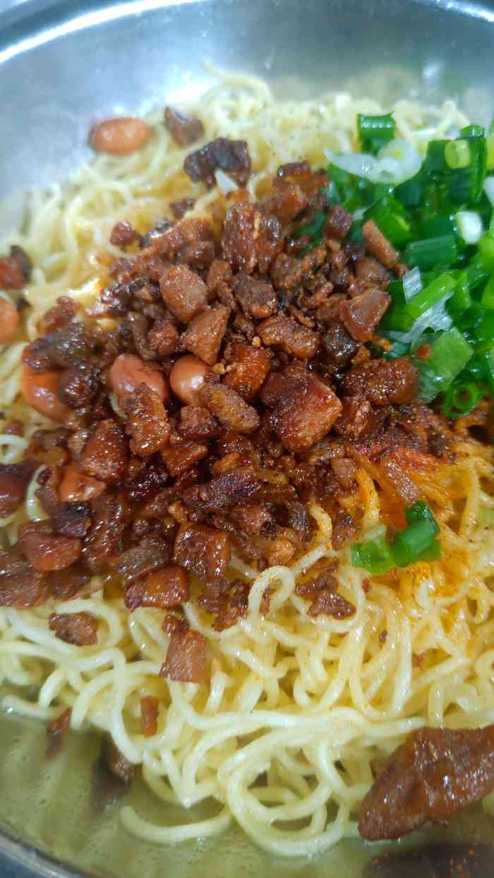 康家脆哨燃面馆(会展东路店)-"这家脆哨人面在会展城第一中学的大门口