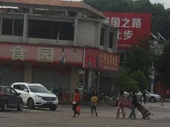 骑摩托车的骗子到处都是，在售票大厅门口，这么嚣张，可以看到治安管理有多差-丹霞山风景名胜区