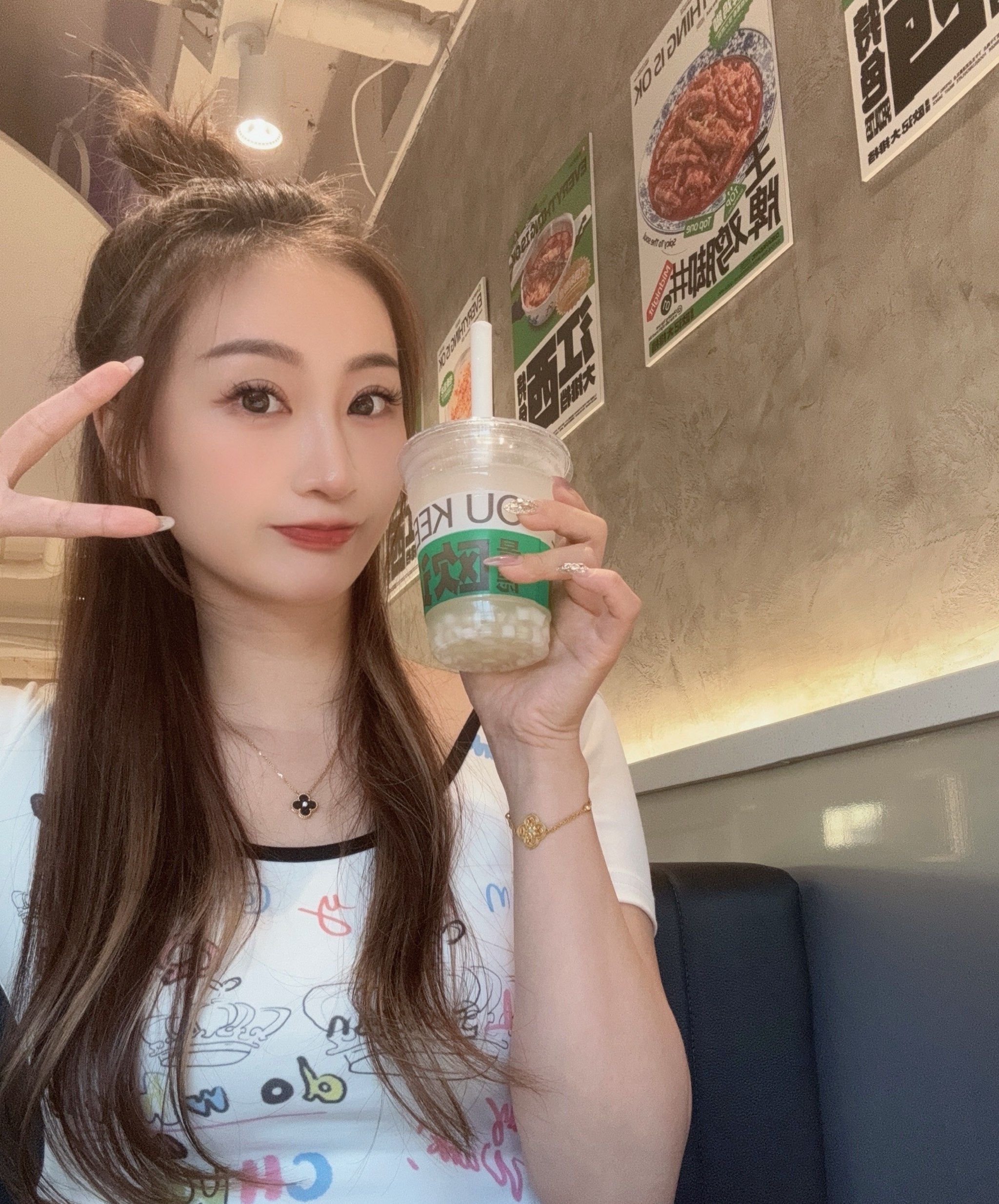 拿起饮料也要美美哒