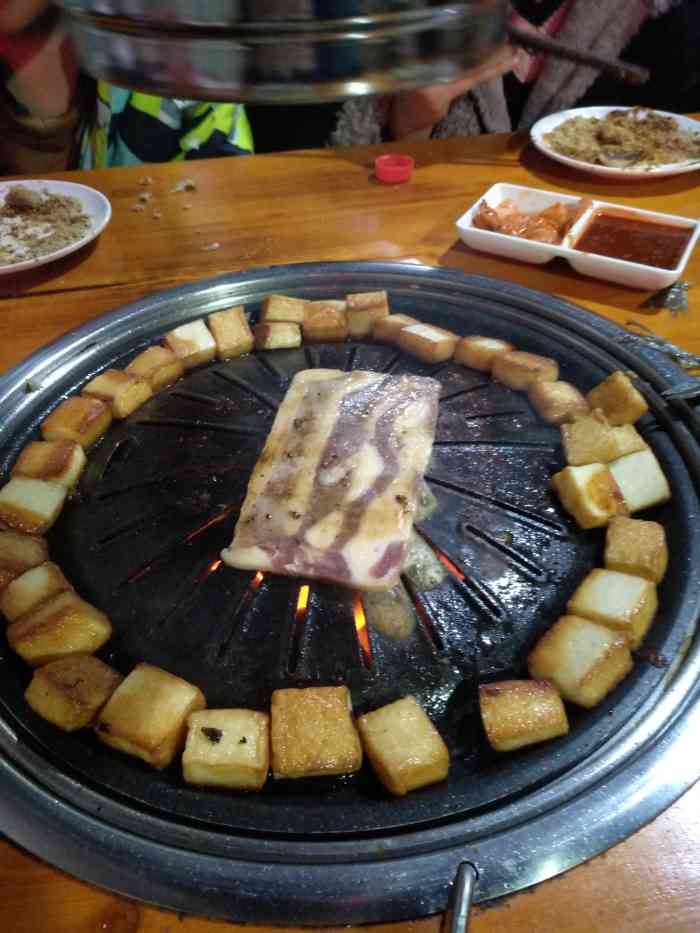 牛博士烤肉-"吃烤肉还是过瘾的,肉片在烤炉上发出滋滋的.