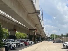 -佘山地铁站-停车场