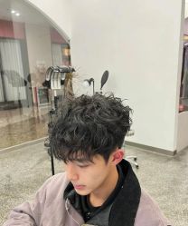 -一家只做男发烫染的店