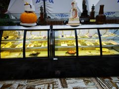 面包甜点陈列柜-拉萨圣地天堂洲际大饭店-自助餐厅
