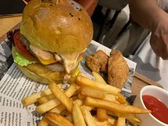 特色牛肉芝士汉堡-LO CALCOW卡路力轻食主义餐厅(陆家嘴店)
