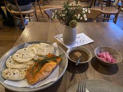 烟熏三文鱼配烤饺子皮和芥末籽酱-BOR Eatery(安福路店)