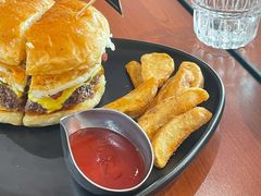 双蛋指椒牛肉汉堡-魏斯理汉堡(西安沣东吾悦店)