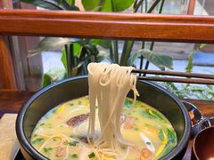-银米·云南传统过桥米线(双廊黑金冠店)