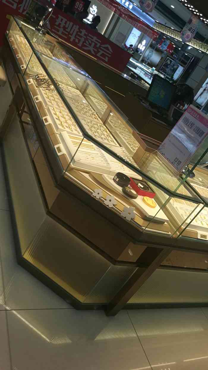 这是在太平南路,太平商场一楼的黄金柜台里面.