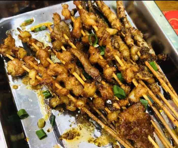 打分 顺便买一些烧烤,这些都好辣好吃,,我狼吞虎咽地吃光了,,吃完了