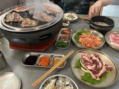 -围炉肉舍•炭烤活鳗•丹东海鲜烤肉(步行街店)