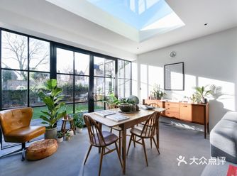 黑框门玻璃天窗，把厨餐厅装成花园咖啡馆！